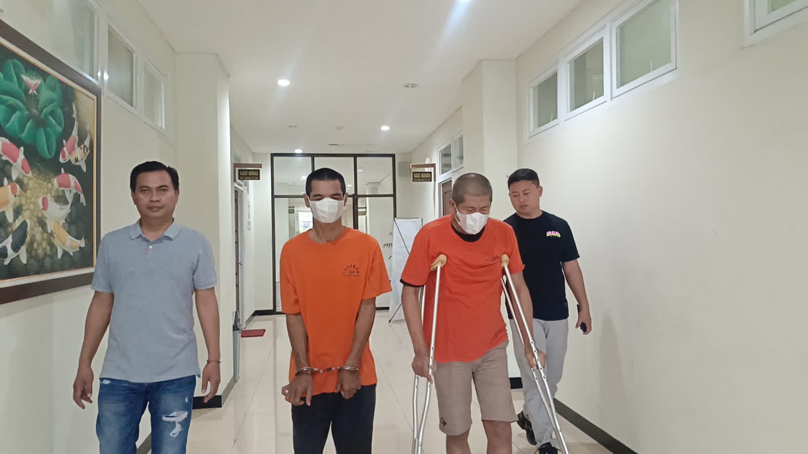 Dua tersangka narkoba AF dan AZM saat diamankan di Mapolres Gresik. Foto: Ist.