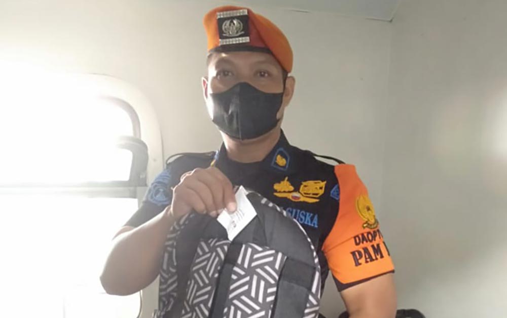 Petugas saat menunjukkan barang milik penumpang yang tertinggal.