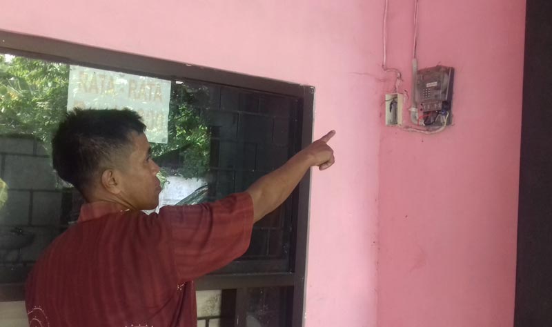 Sugeng, petugas stadion Bayuangga Kota Probolinggo saat menunjukkan instalasi listrik yang MCB-nya sudah hilang akibat dicuri maling.
