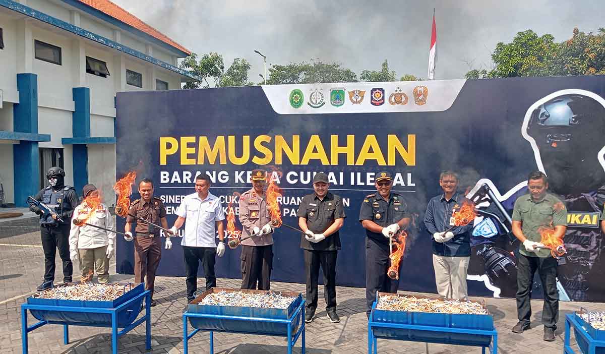 Pemberantasan barang kena cukai ilegal di Pasuruan.