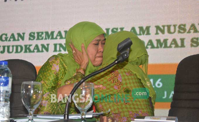 Khofifah dipeluk salah satu pimpinan sidang usai dinyatakan terpilih secara aklamasi sebagai Ketua Umum Muslimat periode 2016-2021. foto: BANGSAONLINE
