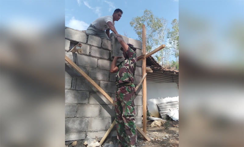 Satgas TMMD 106 Kodim 0818 Malang merehab rumah Boyani.