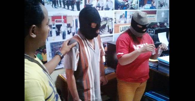 Tersangka dan barang bukti berupa sabu-sabu. foto: Haris/BangsaOnline.com