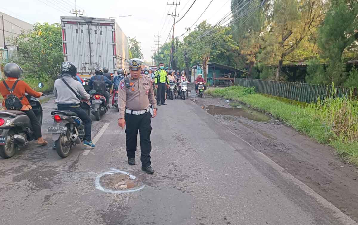 Petugas saat olah TKP di Jalan Raya Sawunggaling, lokasi meninggalnya 2 warga Mojokerto.