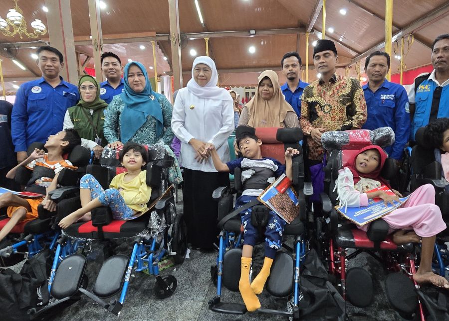 Gubernur Khofifah bersama disabilitas saat penyerahan bantuan sosial di Pendopo Agung Bangkalan