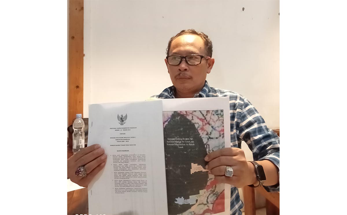 Lujeng Sudarto saat menunjukkan data RTRW.