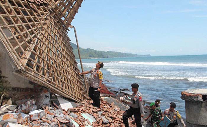  Kapolres Lumajang turun langsung melihat kondisi bangunan yang roboh diterjang air laut.