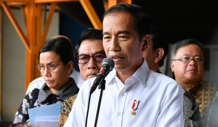 Presiden Jokowi saat kunjungan di PT PAL Indonesia, Surabaya, Senin (27/1). foto: bpmi