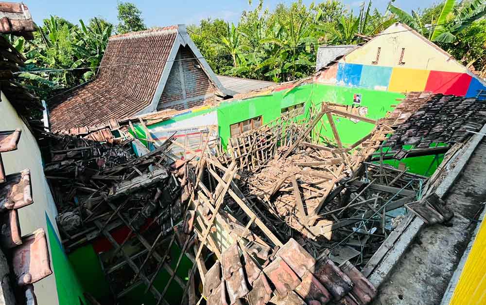 Kondisi bangunan sekolah TK Wahyu Arum yang mengalami kerusakan usai diguyur hujan deras.