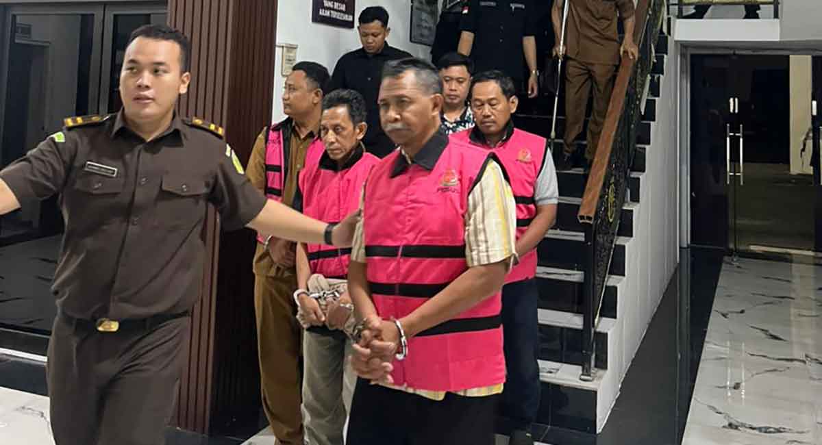 Kejari Sidoarjo Tahan 5 Tersangka Korupsi Dana Desa Rp3,6 Miliar