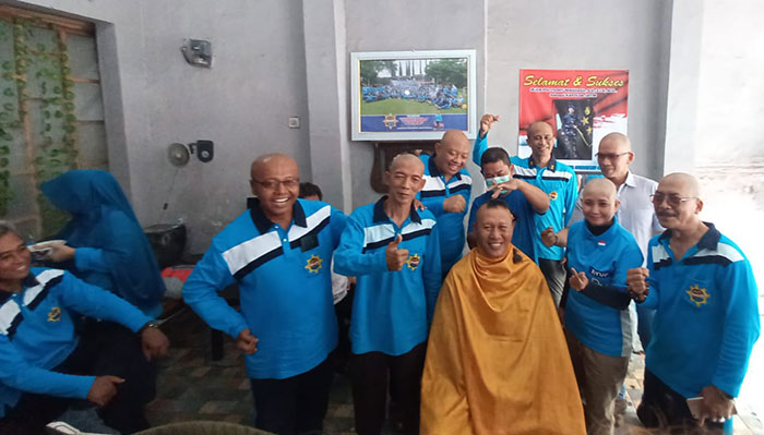 Alumni SMP 1 Kota Pasuruan angkatan 1987 saat foto bersama usai mencukur rambutnya dalam rangka merayakan terpilihnya Irjen Pol Teddy Minahasa Putra menjadi Kapolda Jatim.
