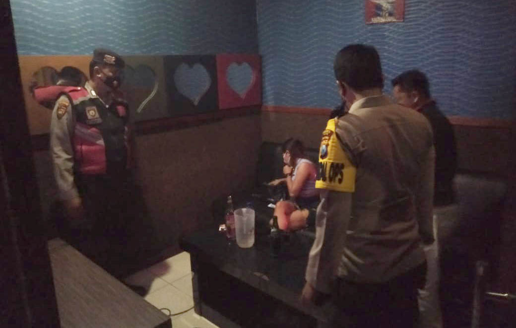 Petugas gabungan mendapati sejumlah orang tengah asyik bernyanyi di dalam sebuah room.