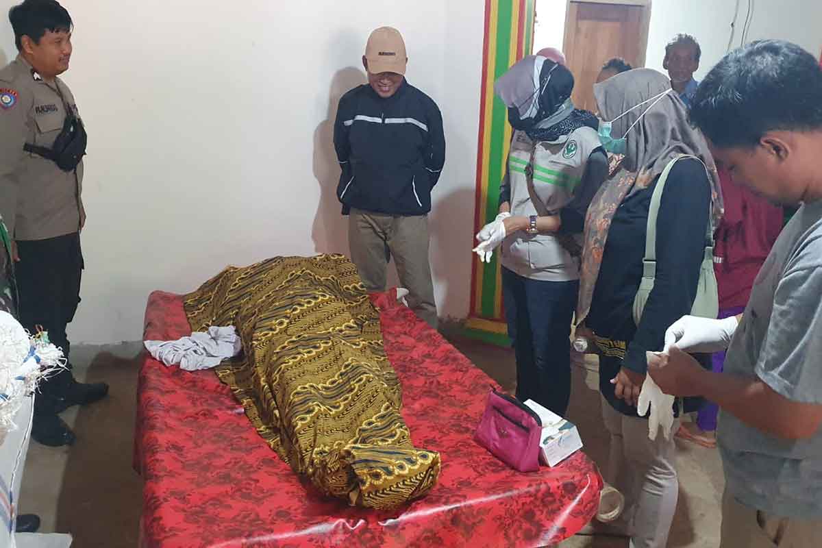 Jenazah korban yang masih duduk di bangku SMK setelah dievakuasi warga dan keluarga.