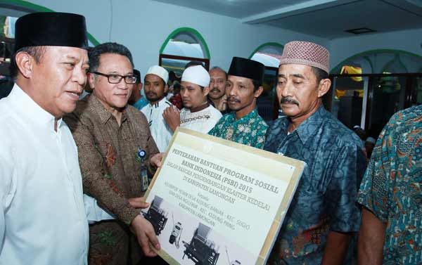 Bupati bersama kepala kantor perwakilan BI Jatim saat menyerahkan bantuan secara simbolik. (foto: haris/BANGSAONLINE)