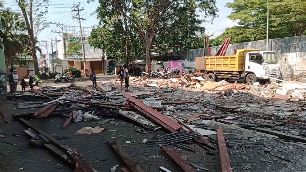 Bedak PKL di GOR A Yani kini rata dengan tanah.
