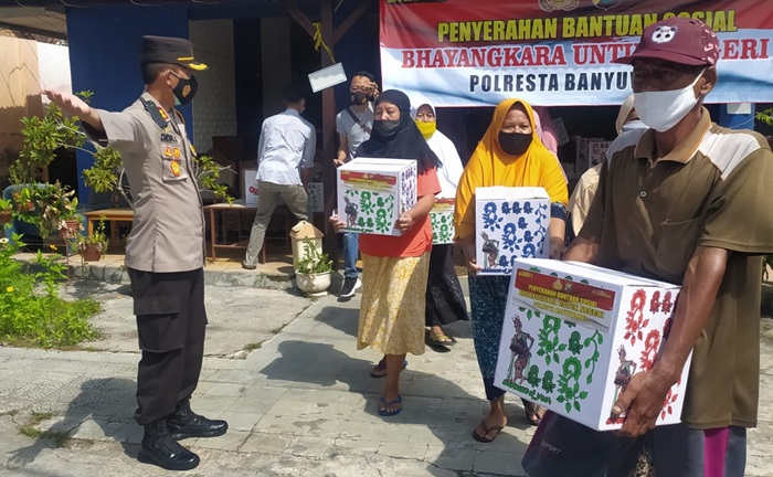 Wakapolresta Banyuwangi AKBP Didik Hariyanto saat pembagian sembako bantuan Bakti Sosial Bhayangkara.