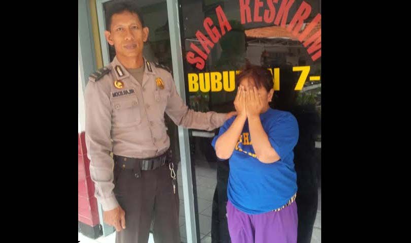 Tersangka bersama petugas. foto: ekoyono/ BANGSAONLINE