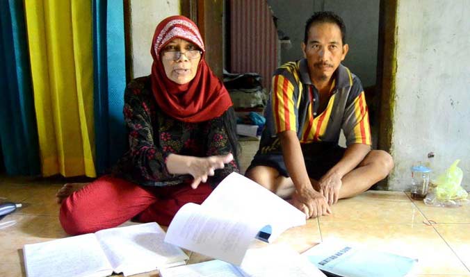 Sri didampingi suaminya mencerita kronologis dia menerima wahyu. foto: detikcom