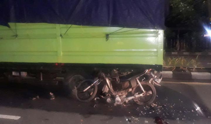 Motor korban yang masih nyangkut di kolong truk.