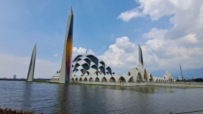 Kolam Masjid Al-Jabbar Dipakai Renang, Begini Tanggapan Ridwan Kamil. Foto: Ist