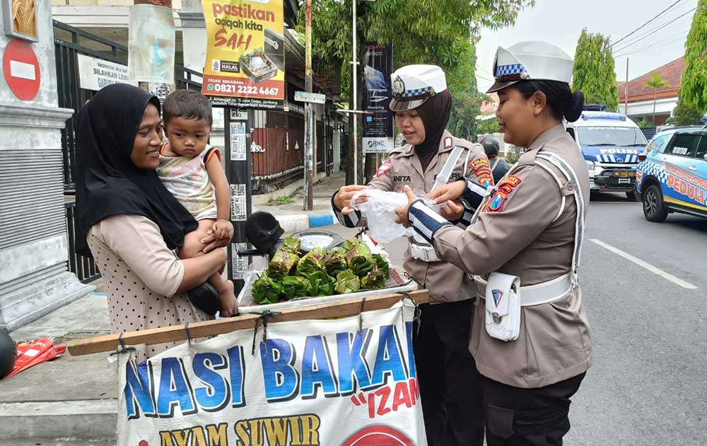 Anggota Satlantas Polres Jombang saat memborong dagangan penjual nasi bakar.