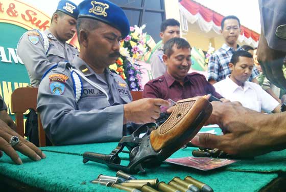PERIKSA. Anggota Provos saat memeriksa puluhan senjata api milik anggota Polres Bojonegoro. Foto: Eky Nurhadi/BANGSAONLINE