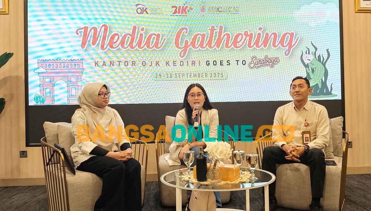 Kepala OJK Kediri (tengah) saat memberi paparan kepada awak media. Foto: MUJI HARJITA/BANGSAONLINE