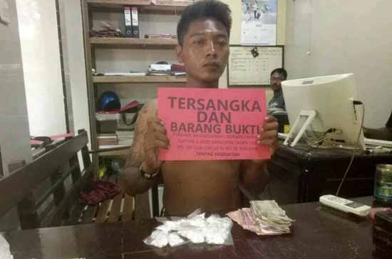 Pelaku beserta barang bukti saat diamankan di Mapolsek Palang. 
