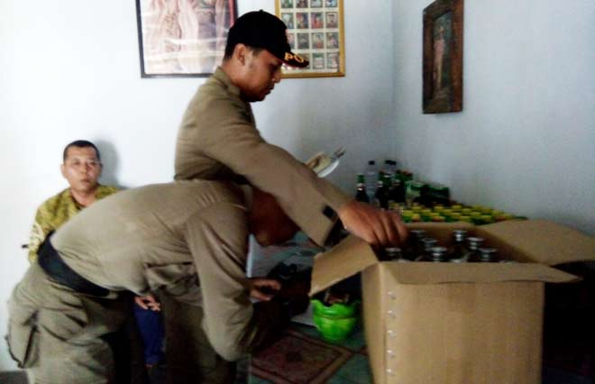 Satpol PP saat menggeledah salah satu lokasi yang diduga menjual Miras ilegal.