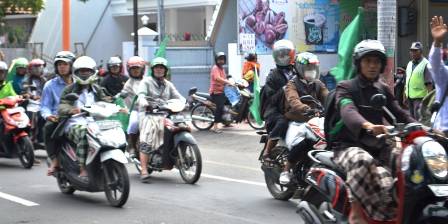 Para santri di Banyuwangi menyemarakkan kirab menuju Jakarta. 