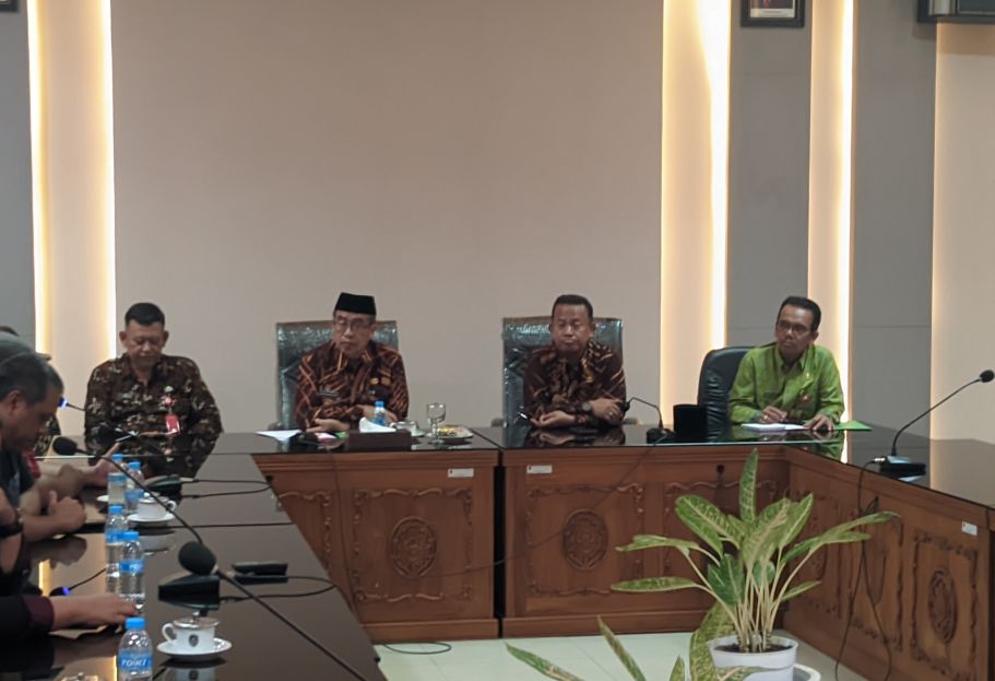 Konferensi pers Bupati Madiun. Foto: Hendro Suhartono/BANGSAONLINE