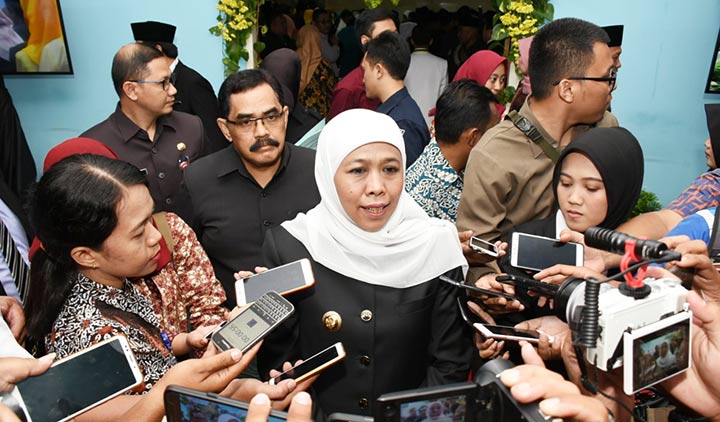 Gubernur Jawa Timur, Khofifah Indar Parawansa saat memberi keterangan pers.
