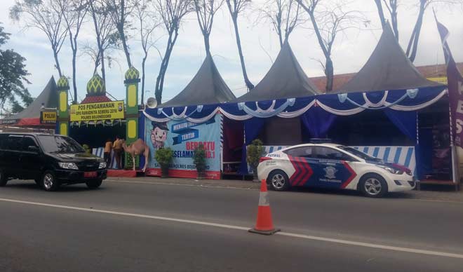 Pos Pelayanan yang dibangun Polres Bojonegoro di depan Stasiun Bojonegoro. foto: EKY NURHADI/ BANGSAONLINE