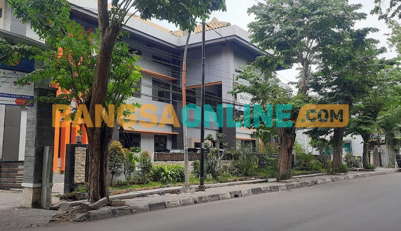 Kantor Dispendik, di Jalan Arif Rahman Hakim, Gresik. (Foto: SYUHUD/BANGSAONLINE)