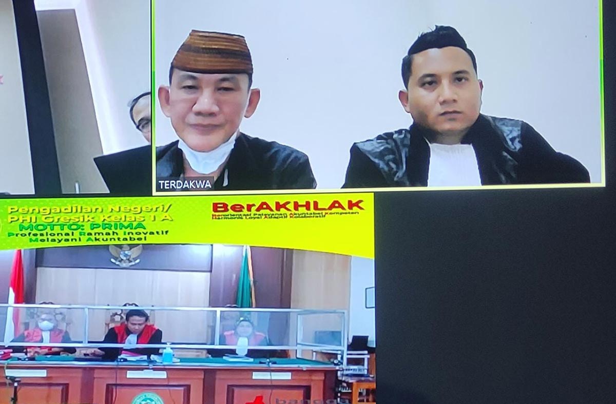 Terdakwa H. Subianto Budiman, didampingi kuasa hukumnya saat menjalani sidang offline. Foto: Ist.
