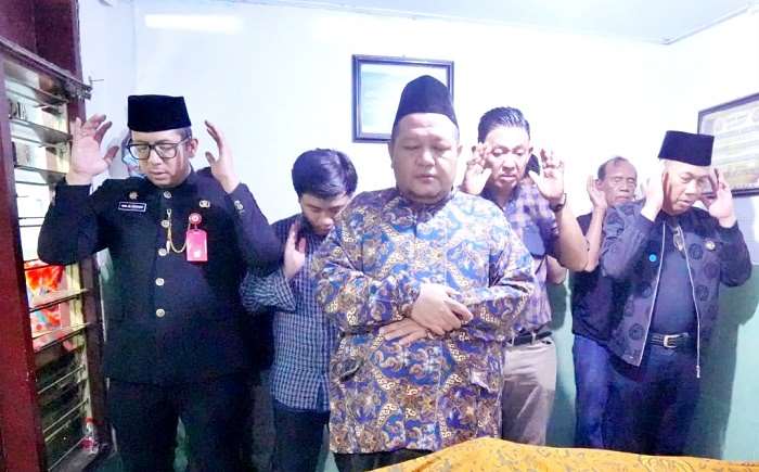 
Penjabat (Pj) Wali Kota Mojokerto Muh. Ali Kuncoro mengikuti sholat jenazah berjamaah untuk almarhum Ahmad Sahid dan Suprapti.