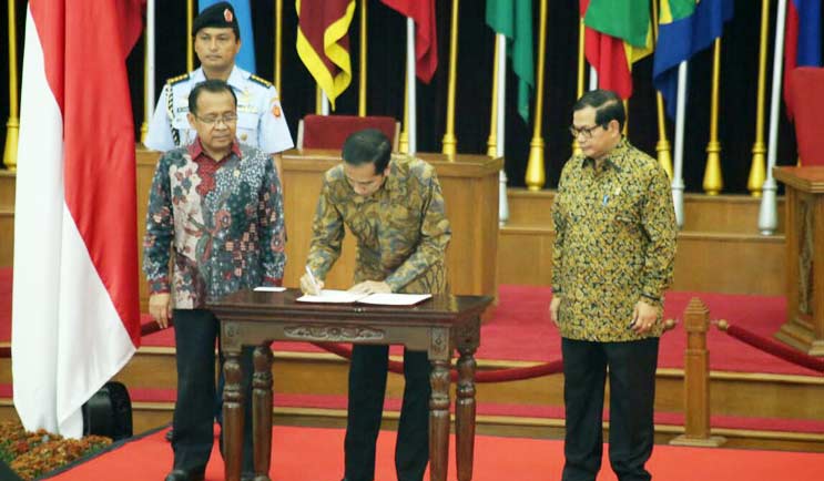 Presiden RI, Joko Widodo menandatangani Surat Keputusan pada Peringatan Hari Lahirnya Pancasila dengan tema "Pidato Bung Karno 1 Juni 1945" di Gedung Merdeka, Bandung, Jawa Barat, 1 Juni 2016. 