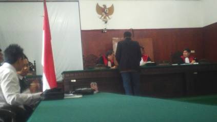 DITUNDA – Sidang perdana gugatan parkir berlangganan Sidoarjo batal digelar, Rabu (24/12/2014). foto: nanang ichwan/BangsaOnline


