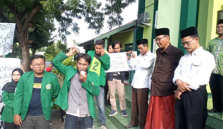 Aksi mahasiswa saat berorasi menyampaikan aspirasi di hadapan Ketua Stitma Tuban Akhmad Zaini.