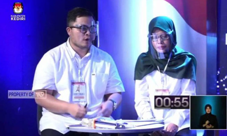 Pasangan Cabup-Cawabup Kediri Hanindhito Himawan Pramana-Dewi Mariya Ulfa saat menyampaikan visi dan misinya, terutama di bidang ekonomi dan pembangunan daerah. (foto: ist)