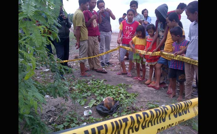 Tengkorak kepala manusia terbungkus kresek hitam di tepi pantai Dusun Pecaron, Desa Pasir Putih, Kecamatan Bungatan Situbondo.