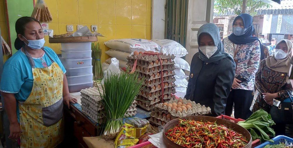 Wali Kota Mojokerto, Ika Puspitasari, ketika memantau harga sembako di pasaran. Foto: YUDI EKO PURNOMO/ BANGSAONLINE