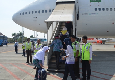 BERANGKAT KE TANAH SUCI - Calon Jemaah Haji (CJH) Kloter 1 Surabaya dan Sidoarjo saat naik pesawat di Bandara Internasional Juanda, belum lama ini. foto ilustrasi/nanang ichwan/BangsaOnline