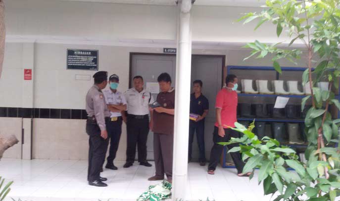 Sejumlah petugas berjaga di depan kamar jenazah RS Dr Sardjito Yogyakarta, tempat jasad simpatisan PPP yang jadi korban pelemparan Molotov, Minggu (17/4). foto dtc