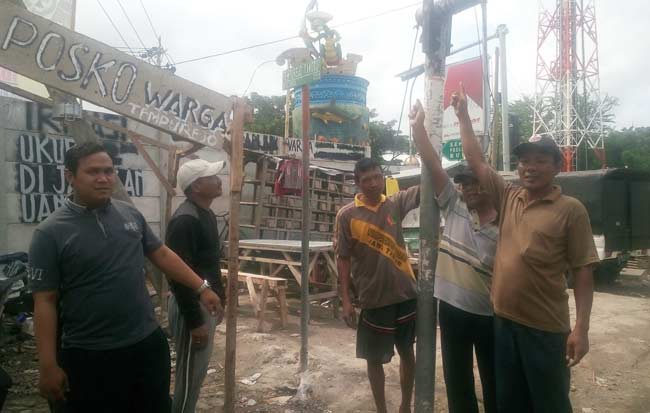 Warga menunjukkan portal yang dikunci pengembang.