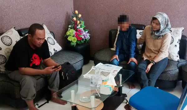 Korban kekerasan, VA (tengah) ketika berada di kantor KPR Tuban bersama kooridnator Kontras Surabaya dan didampingi penasihat KPR Tuban, Nunuk Fauziah. (foto: suwandi/BANGSAONLINE)