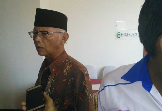 Pengasuh Ponpes Al-Amin, KH. Anwar Iskandar. foto: ARIF K/ BANGSAONLINE