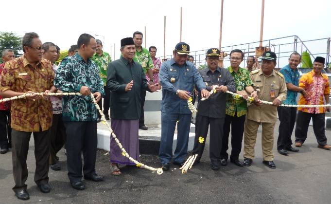 Bupati Sidoarjo, H.Saiful Illah saat meresmikan jembatan di Desa Kedungcangkring, Jabon, Sidoarjo. (Agus HP/BangsaOnline)
