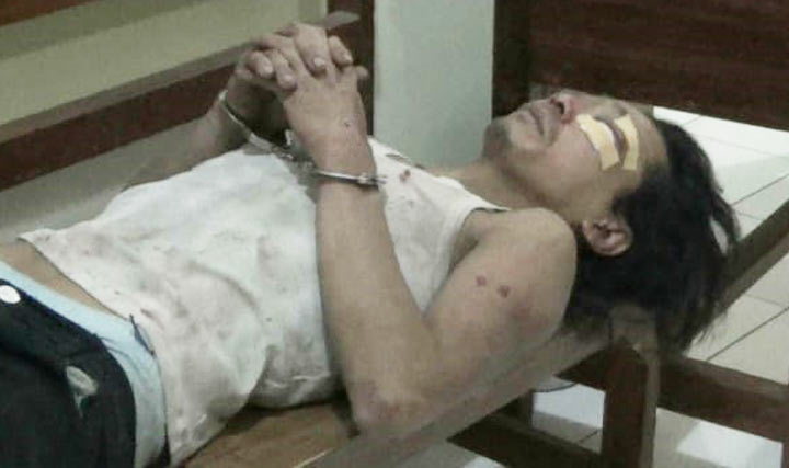 Pelaku pembacok ibu kandung saat diamankan di Mapolres Blitar.