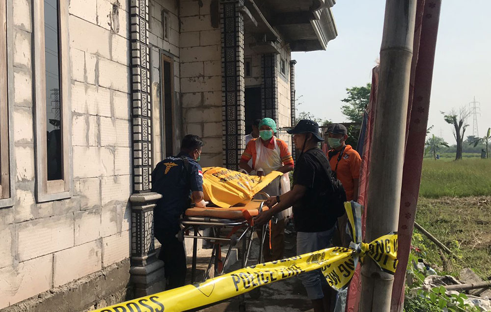 Mayat korban saat dievakuasi ke Rumah Sakit Bhayangkara Pusdik Gasum Porong Sidoarjo untuk keperluan visum.